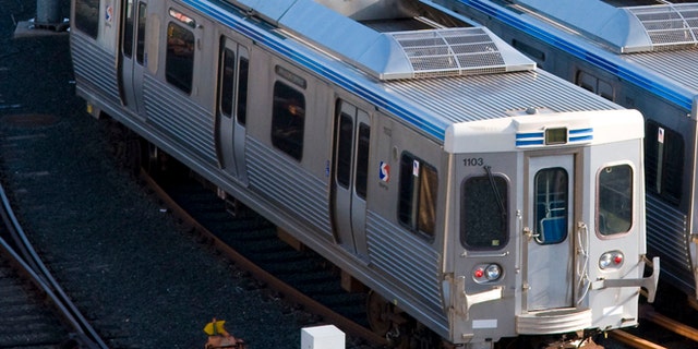 El vagón de un tren de Filadelfia fue el escenario que vio a una mujer ser agredida sexualmente frente a una multitud que se mantuvo pasiva ante el hecho. (Foto Prensa Libre: SEPTA)