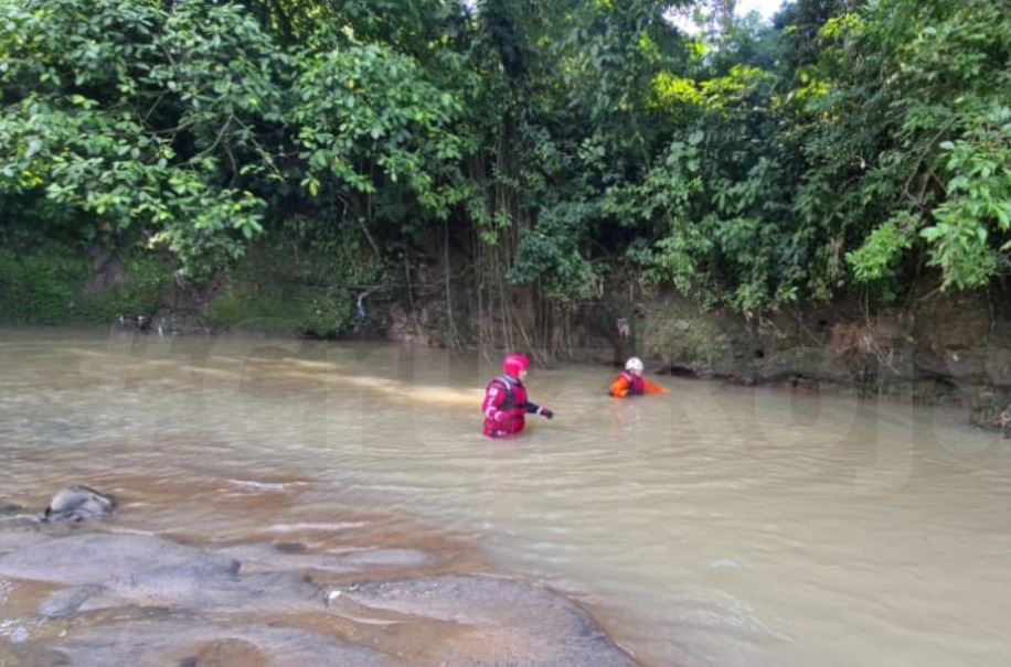 Socorristas rastrean el río Tzununá, Retalhuleu, que arrastró a tres niños. (Foto Prensa Libre: Cruz Roja)