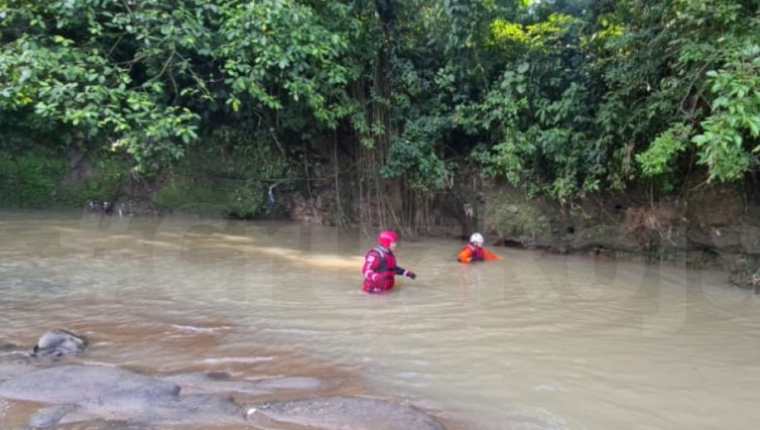 Socorristas rastrean el río Tzununá, Retalhuleu, que arrastró a tres niños. (Foto Prensa Libre: Cruz Roja)