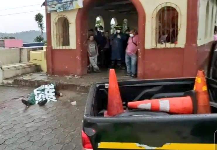 El agente de la PMT Emilio Gutiérrez fue ultimado en el Cementerio General de Colomba, Quetzaltenango. (Foto Prensa Libre: Despertar Occidental/Facebook)