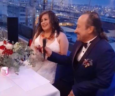 Momentos emotivos se vivieron en la boda del músico Ranferí Aguilar y la escritora Jessica Masaya.  (Foto Prensa Libre: captura de pantalla)