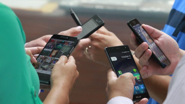 Datos recientes señalan que unos 9.23 millones de personas en Guatemala acceden a través de teléfonos celulares a las distintas redes sociales. (Foto Prensa Libre: Hemeroteca PL)