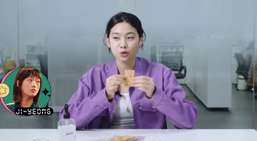 Es conocido también  como ppopgi, un postre muy frágil y popular en Corea del Sur.  Se ha hecho famoso en la serie de Netflix, El juego del calamar.  (Foto Prensa Libre: Netflix).