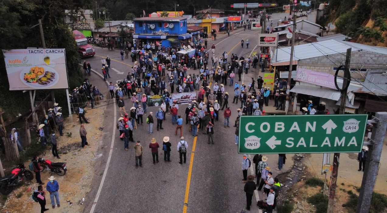 Bloqueo en la Cumbre de Santa Elena, kilómetro 132 de la ruta hacia Cobán, Alta Verapaz. (Foto Prensa Libre: Carlos Hernández Ovalle)