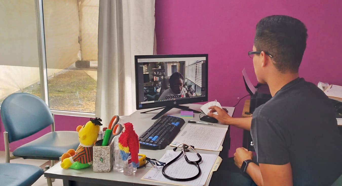 El pediatra Ricardo Valdez implementa la telemedicina en clínica de Alta Verapaz. El software que utiliza le permite tener apoyo  de médicos estadounidenses para el diagnóstico de los pacientes. (Foto Prensa Libre: Cortesía)