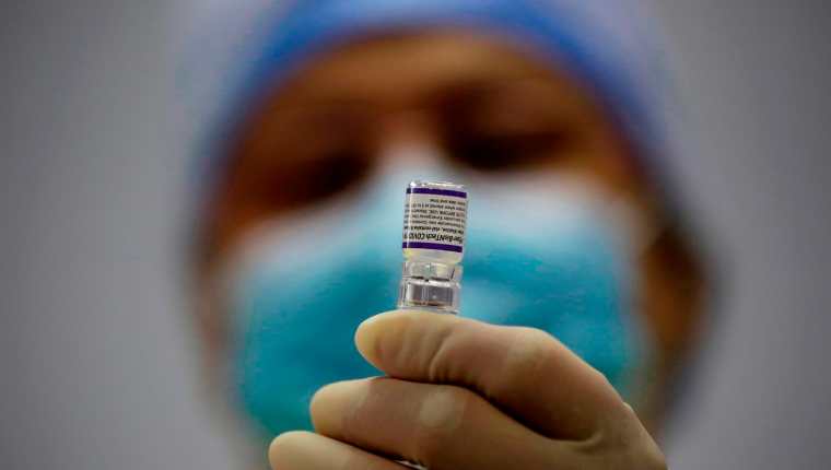 Varias son las interrogantes sobre la vacunación contra el coronavirus. (Foto Presa Libre: EFE)