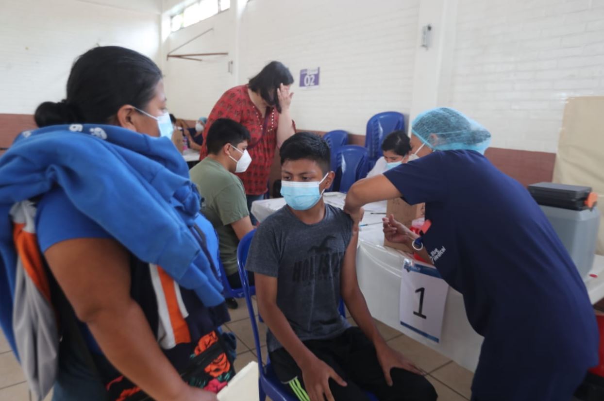 Vacunación para menores de 12 a 17 en Guatemala. (Foto Prensa Libre: HemerotecaPL)