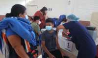 La vacunación para menores de 12 a 17 años había sido suspendida en el Área de Salud Guatemala Central, debido a la falta de vacunas Pfizer, pero ahora se retoma. (Foto Prensa Libre: Érick Ávila)