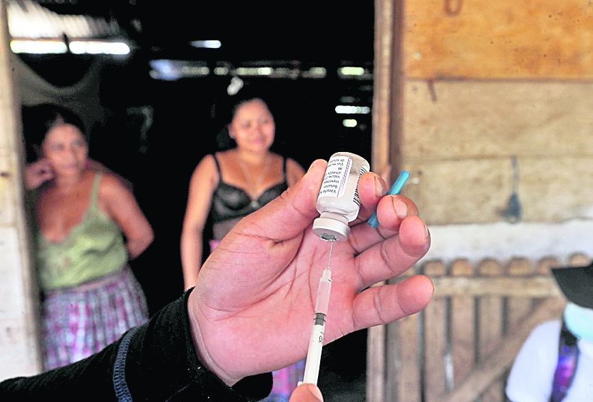 La vacunación contra el covid-19 no llega igual a toda la población, hay municipios donde el rezago es mayor. (Foto Prensa Libre: Érick Ávila)