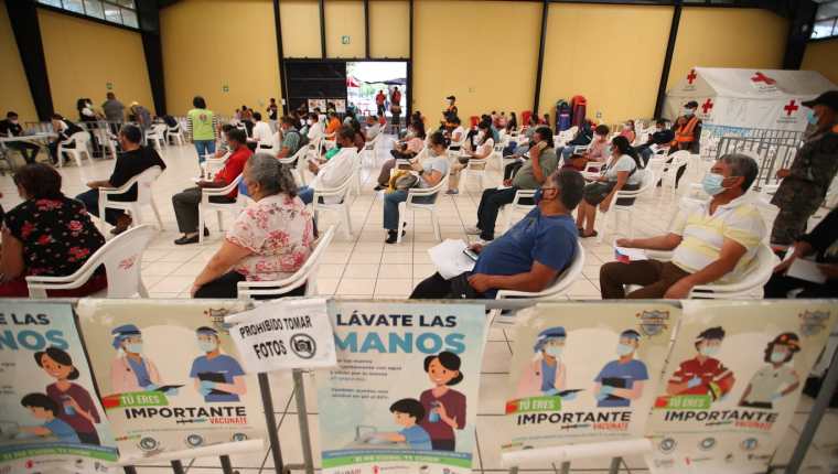 En algunos centros de vacunación el registro no es digital y no se actualizan los datos de la persona que se vacunó. (Foto Prensa Libre: Hemeroteca PL)