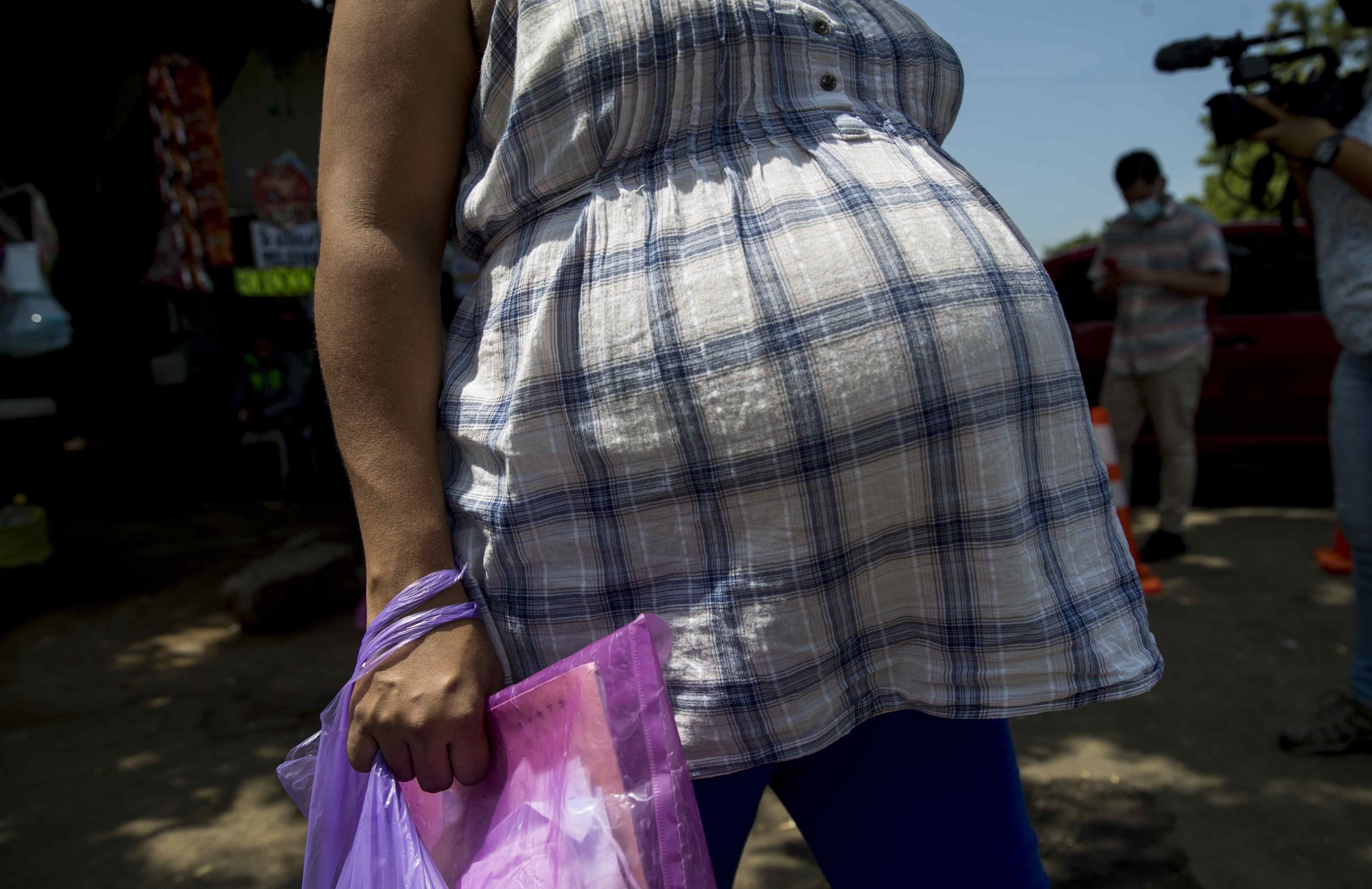 En Guatemala la vacunación de mujeres embarazadas contra el covid-19 comenzó el 2 de agosto, poco se a avanzado en cubrir a esta población. (Foto Prensa Libre: EFE)