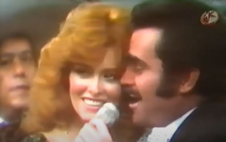 Lucía Méndez y Vicente Fernández protagonizaron una película en la década de los 70. (Foto Prensa Libre: captura video de YouTube)