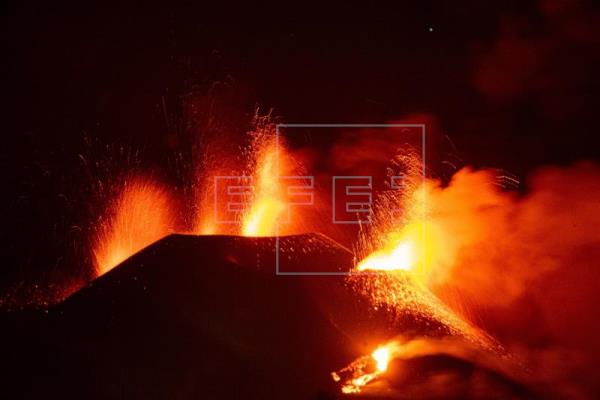 Autoridades españolas se mantienen en alerta por la erupción del volcán Cumbre Vieja en la isla La Palma. (Foto Prensa Libre: EFE)