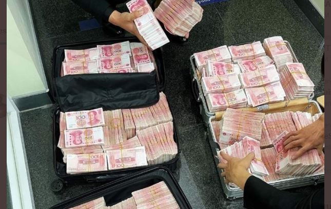 El hombre presumió en redes sociales su actitud de retirar el dinero en efectivo del Banco de Shangái. (Foto: @GrandFox85s/Twitter)