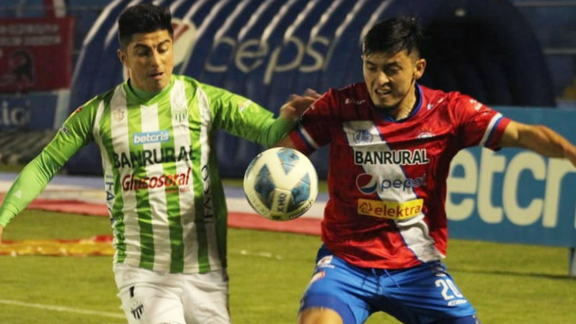 El jugador de Antigua Frank de León (derecha) disputa el balón junto con el jugador de Xelajú, Harim Quezada. (Foto Prensa Libre: Xelajú MC Facebook)
