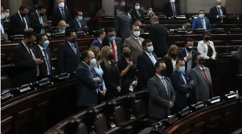 La bancada oficial acompañó a Shirley Rivera tras ser electa presidenta del Congreso para el periodo 2022 - 2023, tomará posesión el próximo 14 de enero. Fotografía: Prensa Libre.