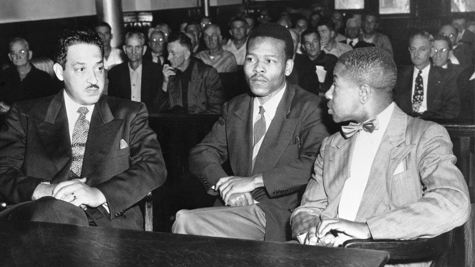 Uno de los hombres indultados, Walter Irvin, con sus abogados durante su nuevo juicio en 1952.