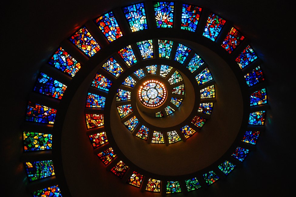 El vitral en espiral de la Capilla de Acción de Gracias, Dallas, Texas, Estados Unidos representa la secuencia de Fibonacci. Getty Images