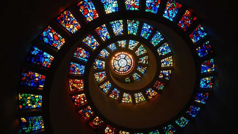 El vitral en espiral de la Capilla de Acción de Gracias, Dallas, Texas, Estados Unidos representa la secuencia de Fibonacci. Getty Images