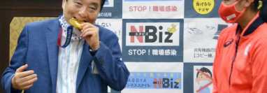 El alcalde Takashi Kawamura mordió la medalla de Miu Goto en un evento la semana pasada.