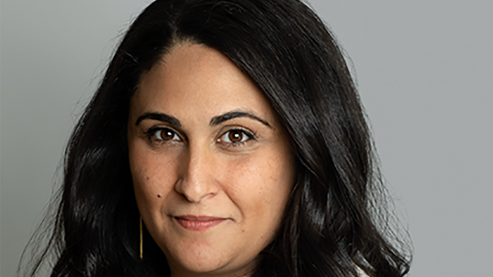 Sheera Frankel es una periodista galardonada que, con su también destacada colega Cecilia Kang, escribió el crítico libro html5-dom-document-internal-entity1-quot-endManipulados. La batalla de Facebook por la dominación mundialhtml5-dom-document-internal-entity1-quot-end.