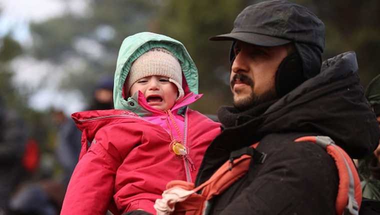 Muchos migrantes que están atrapados en la frontera de Bielorrusia y Polonia llevan niños pequeños. (GETTY IMAGES)
