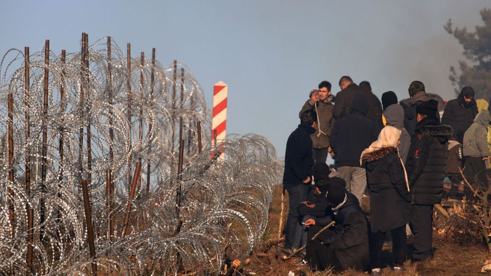 Cerca de 2.000 migrantes se han agolpado frente a las vallas que instaló Polonia en la frontera con Bielorrusia. (GETTY IMAGES)