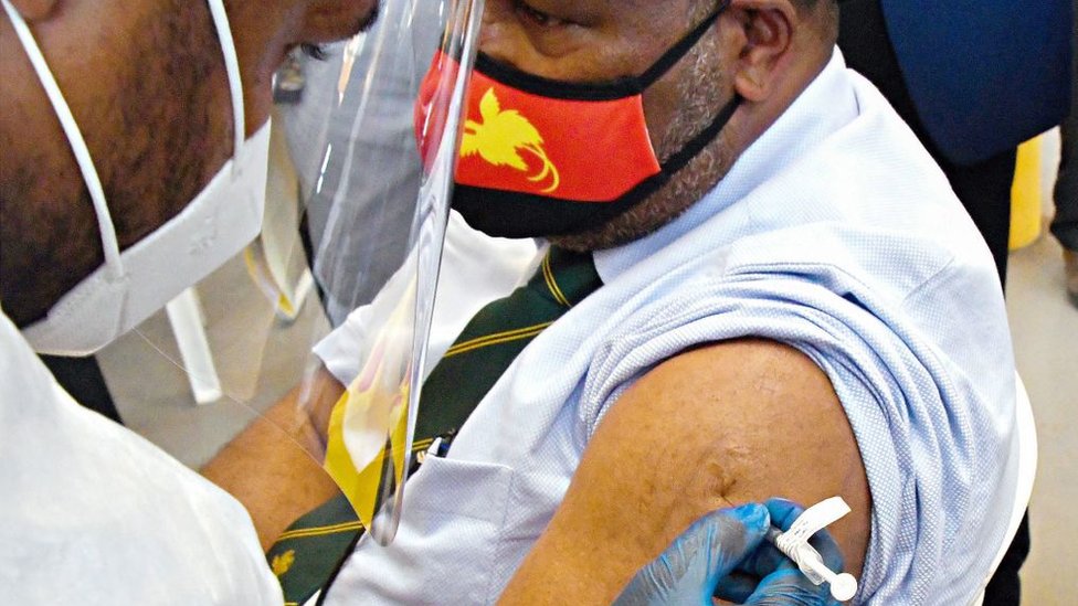 El primer ministro de Papúa Nueva Guinea, James Marape, recibe la vacuna de covid-19 en una campaña para frenar la rampante propagación de coronavirus en ese país del Pacífico