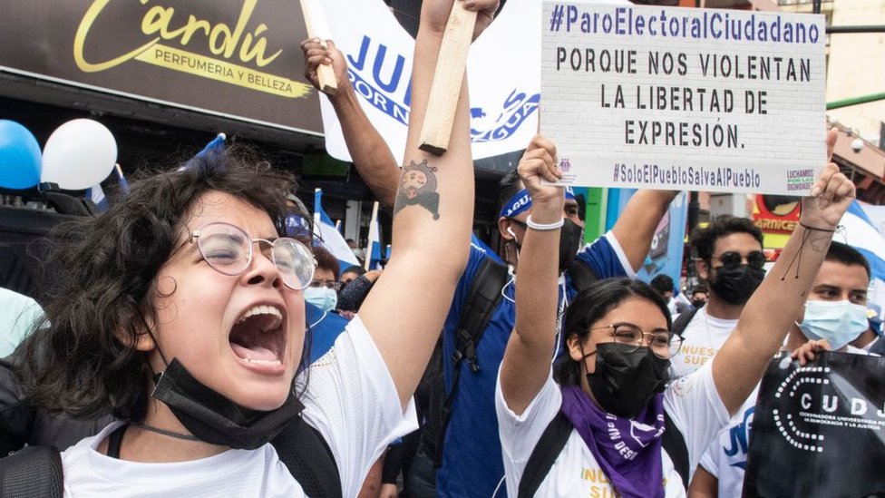 Cientos de nicaragüenses protestaron en Costa Rica en contra de la celebración de las elecciones.
