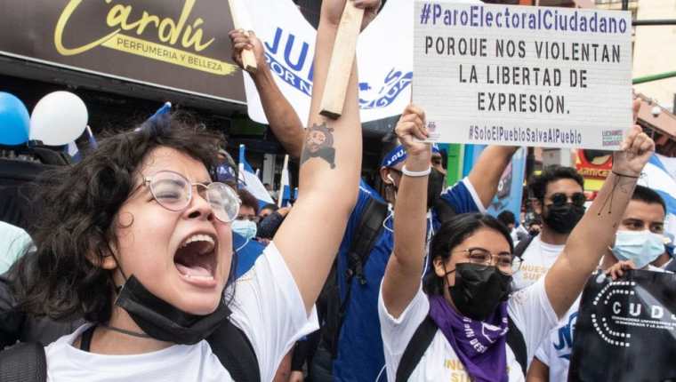 Cientos de nicaragüenses se manifestaron en Costa Rica contra la realización de elecciones.