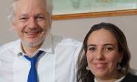 Julian Assange y Stella Moris en una foto de archivo tomada en la Embajada de Ecuador en Londres.