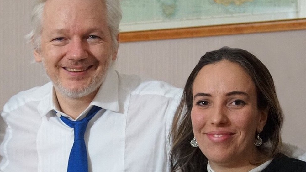 Wikileaks: permiten a Julian Assange casarse con la abogada Stella Moris en la cárcel