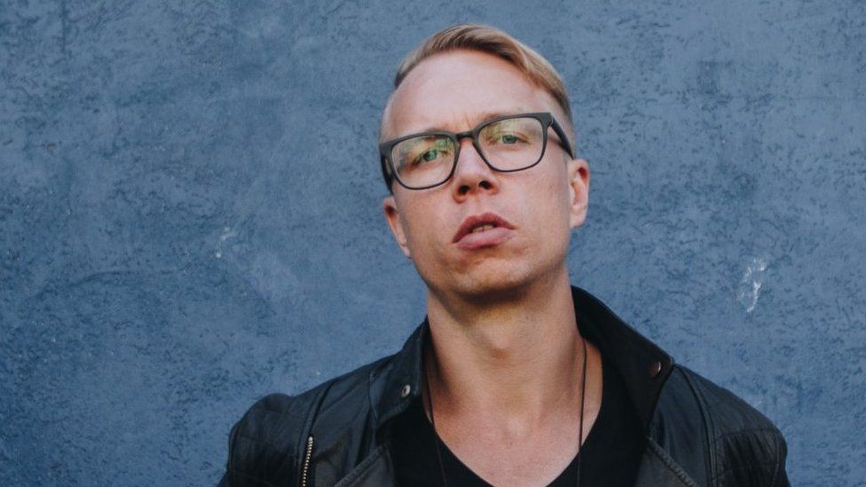 Cam Adair da charlas en todo el mundo sobre los peligros de la adicción a Internet.
DEEPAK KANDA