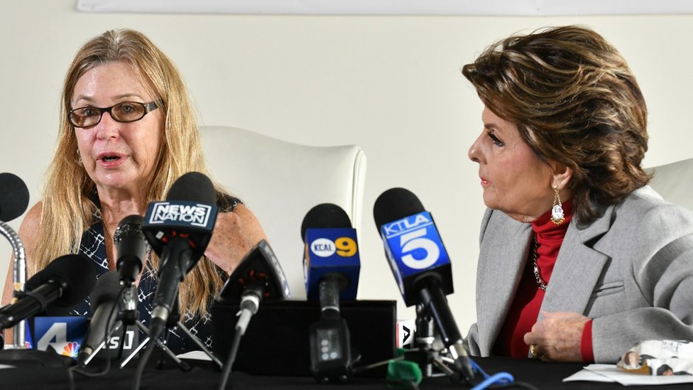 Mamie Mitchell (izquierda) y su abogada Gloria Allred hablaron con los medios de comunicación el miércoles. 

Getty Images