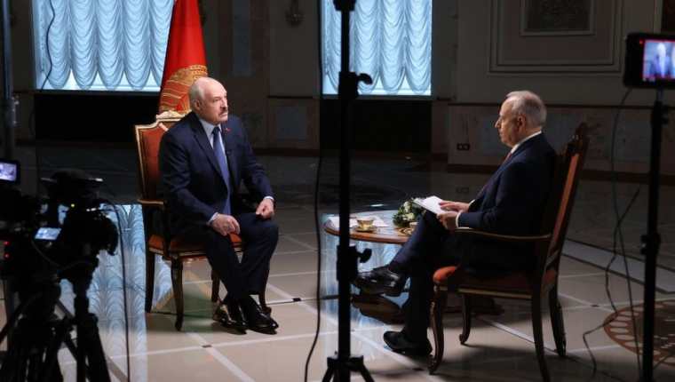 El líder de Bielorrusia habló con la BBC en su palacio presidencial en Minsk.