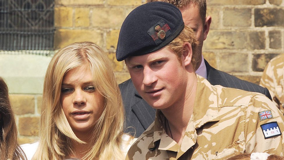 El príncipe Harry y su entonces novia Chelsy Davy en 2008. GETTY IMAGES