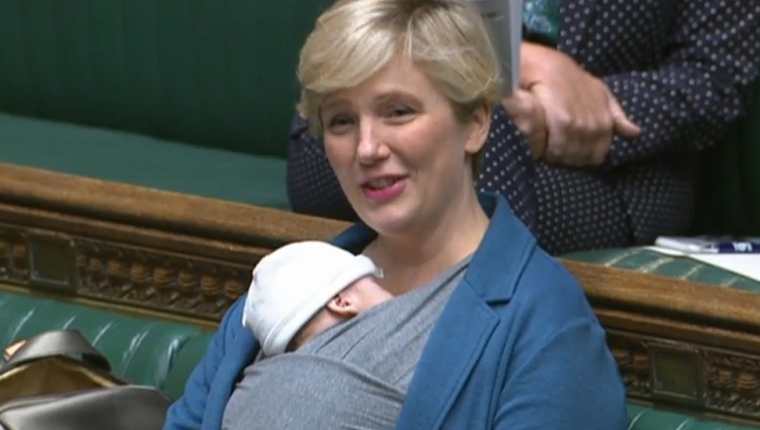 Stella Creasy en la Cámara de los Comunes con su hijo en septiembre pasado.