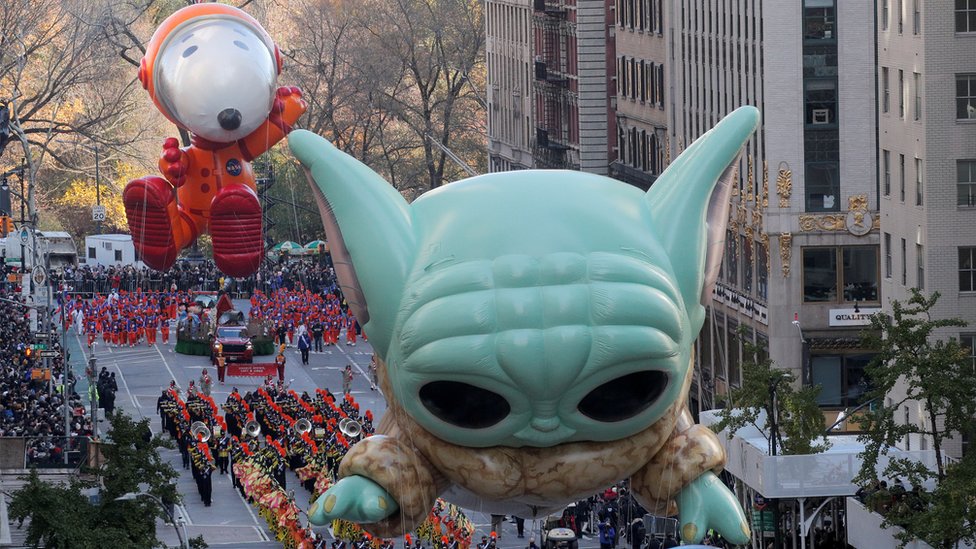 Baby Yoda y Snoopy fueron los grandes protagonistas del desfile 95º de Macy's por Thanksgiving. REUTERS