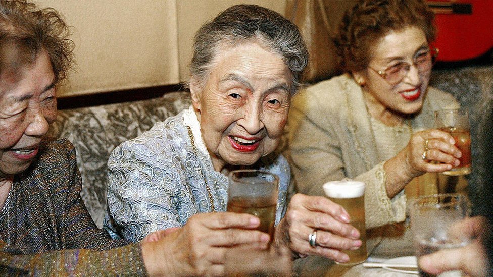 Hideko Arima celebrando su cumpleaños número 101 en su pequeño bar en Tokio. (GETTY IMAGES)