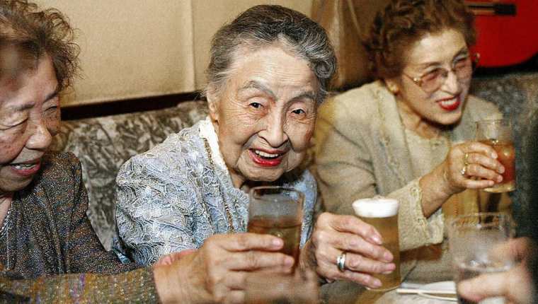 Hideko Arima celebra sus 101 años en su pequeño bar de Tokio.  (IMÁGENES FALSAS)
