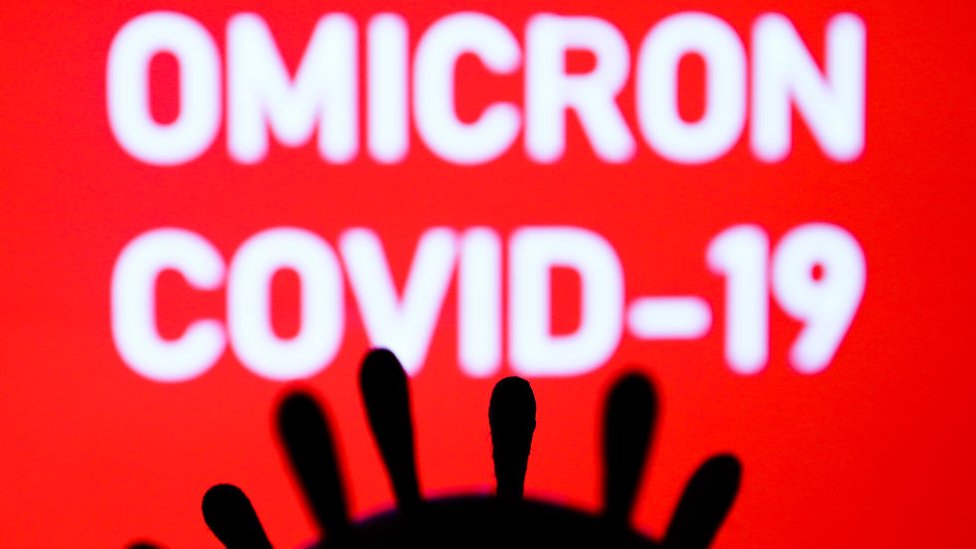Ómicron: 3 incógnitas y 3 cosas que sabemos sobre la nueva variante de coronavirus que preocupa al mundo
