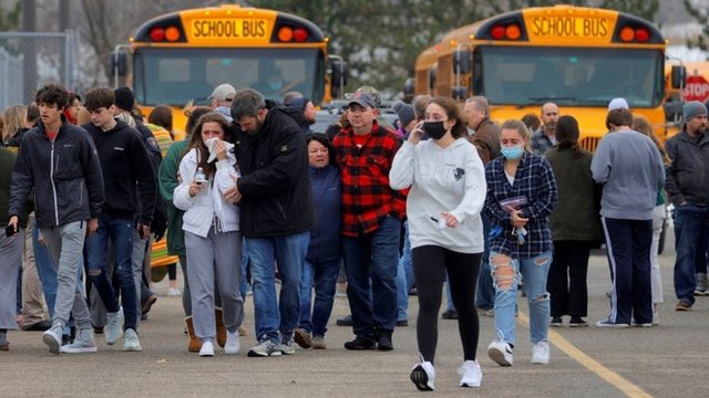 Los estudiantes de la escuela fueron evacuados luego del tiroteo