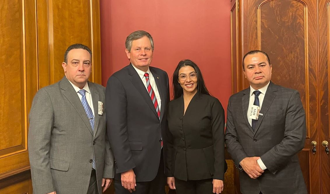 Los diputados Julio Lainfiesta, Shiley Rivera y Aníbal Rojas, acompañan al senador republicano Steve Daines en una reunión a finales de octubre del 2021. (Foto: Twitter Aníbal Rojas)
