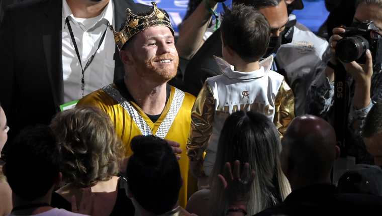 Canelo Alvarez celebrando su victoria ante Caleb Plant en el MGM Grand Garden Arena de Las Vegas, Nevada. (Foto Prensa Libre: AFP)