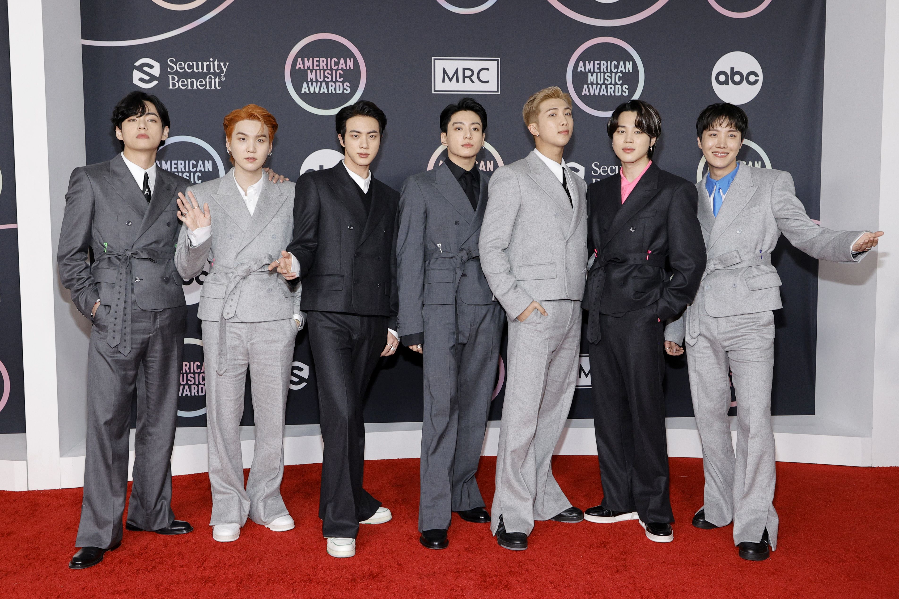 LOS ANGELES, CALIFORNIA - NOVEMBER 21: (L-R) V, Suga, Jin, Jungkook, RM, Jimin, and J-Hope of BTS attend the 2021 American Music Awards at Microsoft Theater on November 21, 2021 in Los Angeles, California.   Amy Sussman/Getty Images/AFP
== FOR NEWSPAPERS, INTERNET, TELCOS & TELEVISION USE ONLY ==