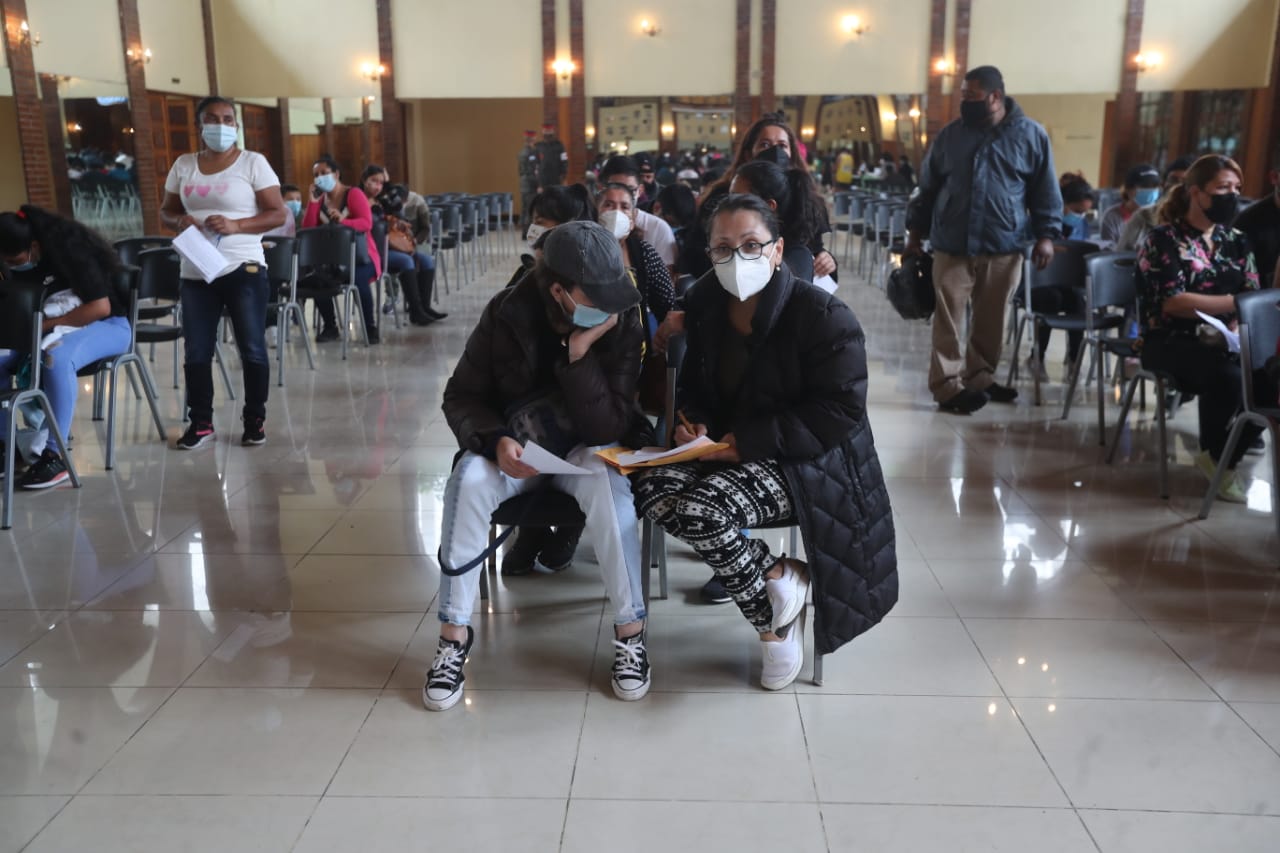 Algunos padres de familia narraron las penurias que han pasado para lograr una dosis contra el coronavirus para sus hijos. (Foto Prensa Libre: Érick Ávila)