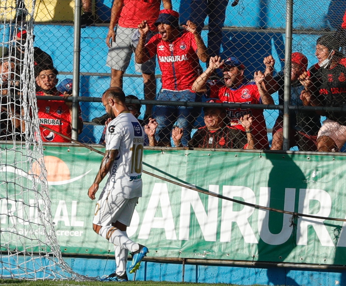 El momento exacto en el que un aficionado de Municipal le escupió en la cara a José Contreras. (Foto Prensa Libre: Esbin García)