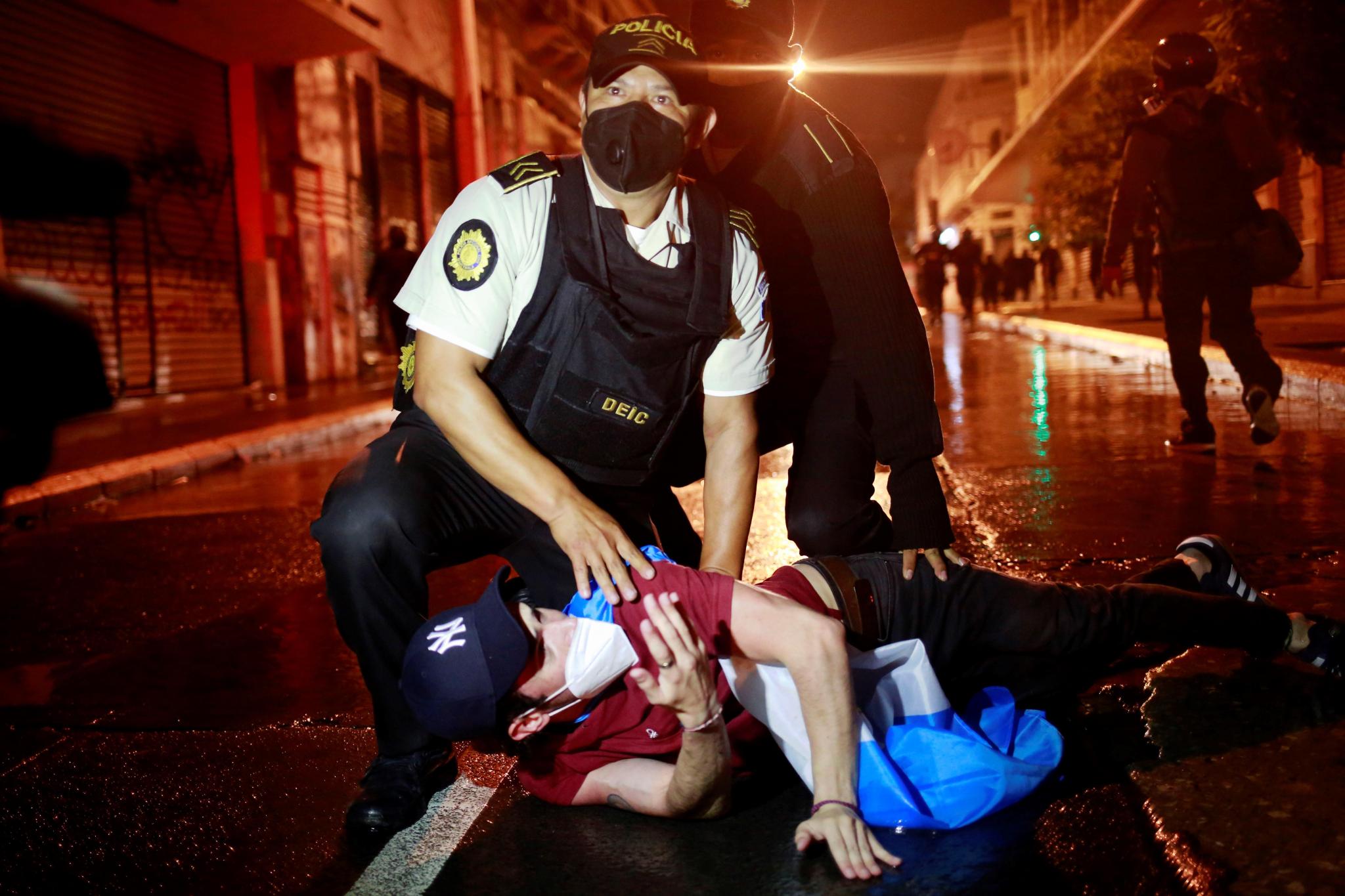 La policía captura a un manifestante el 21 de noviembre del 2020. (Foto Prensa Libre: EFE)