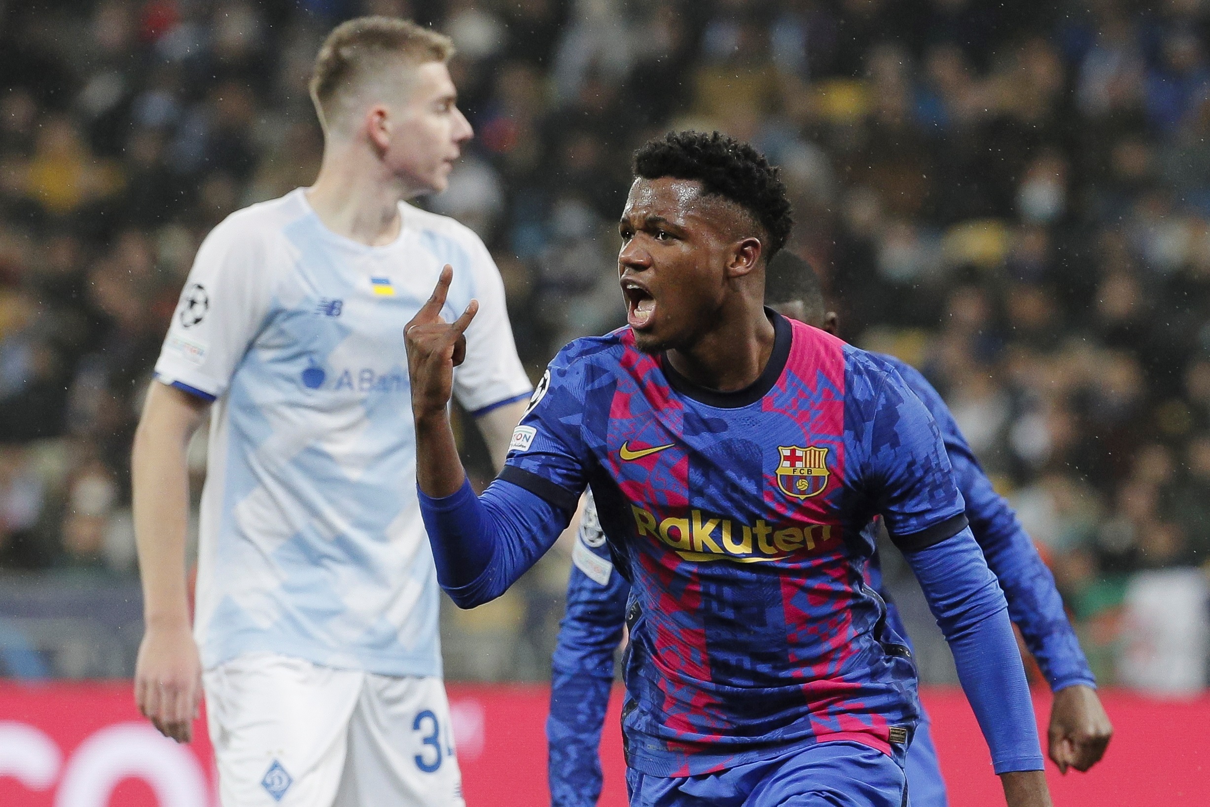 El jugador del Barcelona, Ansu Fati celebra después de marcar el único gol del partido ante el Dínamo de Kiev. Foto Prensa Libre: EFE.