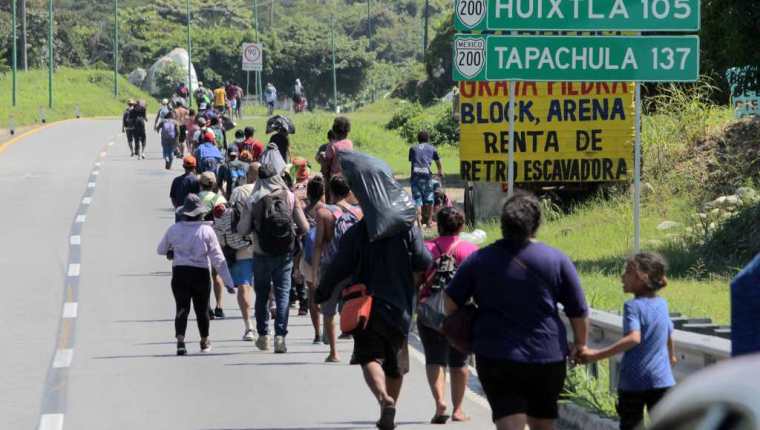 Los migrantes intentan llegar a la frontera con EE. UU. y piden al gobierno mexicano que no los detenga. (Foto Prensa Libre: EFE)